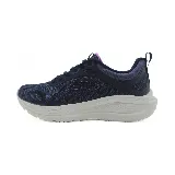 Championes deportivos Olympikus Vibe, color azul marino con detalles en violeta y suela gris.
