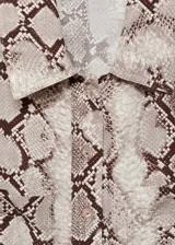 Vestido midi con estampado de serpiente, cuello camisero, cierre frontal con botones, cinturón decorativo y mangas largas con puños abotonados.