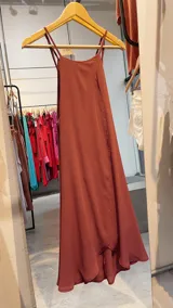 Vestido corto color ladrillo, con escote halter y espalda descubierta con tiras finas ajustables.