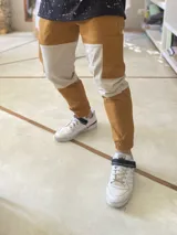Pantalón cargo color camel y beige, de gabardina con spandex.