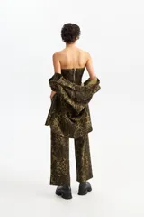 Pantalón de corte recto con estampado animal print en tonos verde y negro, confeccionado en algodón.