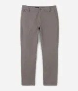 Pantalón de vestir marrón, de corte skinny, con bolsillos laterales y traseros. Se ajusta a la cintura con cinturón de cuero marrón.