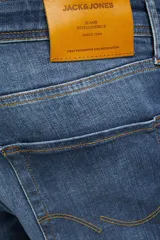Jean de cinco bolsillos, de denim azul con tejido elástico, de corte tapered y tiro alto.