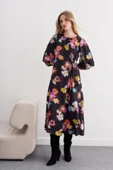 Vestido midi de viscosa con estampado floral colorido, escote redondo, mangas 3/4 tipo balloon y lazo regulador en la cintura.