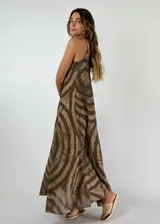 Vestido largo marrón con estampado tie-dye, breteles finos y escote en V.