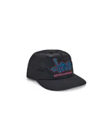 Gorro negro con visera, con bordado frontal de la marca Deus Ex Machina en color celeste con contorno rosa.