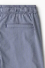 Short de baño azul marino con rayas verticales blancas, cintura elástica con cordón ajustable, bolsillos laterales y bolsillo trasero con cierre autoadherente.