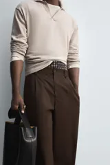Sweater tipo polo color beige, de punto con mezcla de algodón y lana, corte regular fit, cuello solapa con abertura en V y mangas largas con terminaciones en rib.