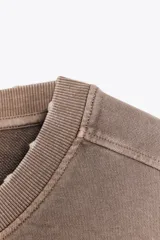 Sudadera gris oscuro con cuello en V y mangas 3/4. Tejido con efecto lavado y rib a tono.