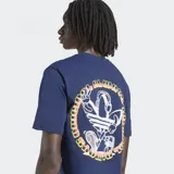 Remera de manga corta color azul marino con cuello redondo y corte holgado. Presenta un gráfico circular en el pecho con un diseño estilizado del logo del Trifolio en blanco y detalles dorados/amarillos.