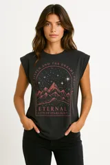 Remera blanca de algodón con mangas cortas, cuello redondo y estampado con imágenes de cartas de tarot y texto en negro.