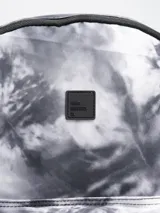 Mochila con estampado tie-dye en tonos grises y blancos, con bolsillo frontal con cierre y logo "Forum Active" estampado. Incluye bolsillo lateral de red para botella.