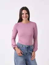 Remera de manga larga color gris oscuro, con cuello redondo y corte ajustado.