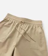 Short comfy marrón de sarga de algodón BCI, con cintura elástica, lazo y bolsillos laterales. Diseño Curve & Plus Size.