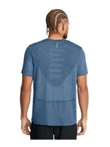 Remera deportiva gris jaspeado de corte clásico, con cuello redondo y mangas cortas. Confeccionada con tejido de punto transpirable y tecnología seamless para mayor comodidad.