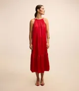 Vestido midi satinado color rojo, sin mangas, con cuello fruncido y cierre por lazo trasero.