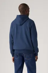 Buzo hoodie azul marino de Levi's con logo estampado en el pecho y bolsillo tipo canguro.