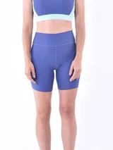 Calza corta de lycra color lila, tiro alto.