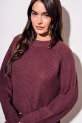 Sweater de tejido de punto acanalado, color azul vibrante, con cuello redondo y mangas largas.