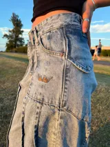 Pantalón de jean celeste de corte amplio con bolsillos delanteros y traseros.