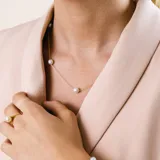 Gargantilla de oro amarillo 18k con perlas de cultivo blancas.