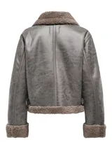 Chaqueta gamulan gris con cuello y puños de piel sintética color marrón. Cierre frontal con cremallera y bolsillos laterales.