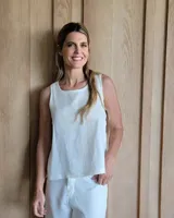 Musculosa color negro, de corte recto y sin mangas.