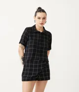 Camisa cropped de manga corta con estampado de cuadrillé.