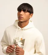 Buzo comfort para hombre hecho con algodón más sostenible. La prenda tiene capucha, cordón para ajuste, bolsillos, mangas largas y estampa "live without warning".