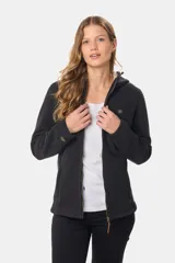 Campera polar con capucha en color negro, de cierre frontal y bolsillos laterales.