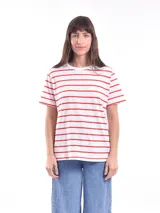 Remera color naranja de corte clásico y mangas cortas.