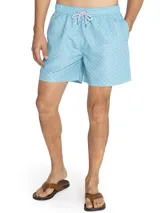 Short de baño celeste con estampado de caballitos de mar rosados. Tiene cintura elástica con cordón ajustable, bolsillos laterales y traseros.