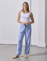 Pantalón de lino estampado a rayas verticales celestes y blancas, marca Dash. Tiene pretina ancha elastizada con lazo ajustable.