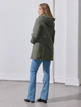 Campera negra capitoneada marca Weatherproof, con capucha desmontable, cierre central y bolsillos delanteros.