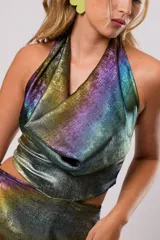 Vestido largo de fiesta con escote halter y espalda descubierta. El tejido iridiscente cambia de color según la luz, creando un efecto camaleónico.