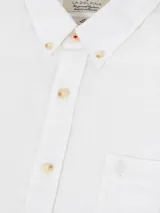 Camisa de hombre marca La Dolfina, de lino y algodón color azul, con cuello abotonado, manga corta y bolsillo en el pecho.