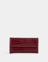 Billetera de cuerina color bordó con textura croco y lazo con broche con botón para cerrado.