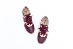 Zapatillas Magnolia plateadas con detalles en blanco y suela marrón.