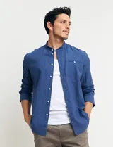 Camisa de lino color beige, de cuello mao y manga larga.