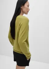 Suéter azul marino de punto fino, cuello redondo y manga larga.