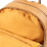 Mochila color habano de cuero sintético con cierre superior y bolsillo frontal con cierre. Tiene un bolsillo interno con cierre y herrajes plateados. Cuenta con dos correas ajustables para los hombros y una manija superior.