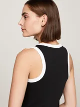 Vestido midi negro de punto acanalado, con cuello redondo y sisas con ribete blanco en contraste. Presenta un logo estampado en el pecho.