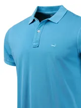 Remera polo color salmón de piqué de algodón orgánico, corte regular, con cuello clásico y tapeta de dos botones.