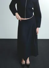 Falda maxi color negro, con corte recto y diseño minimalista.