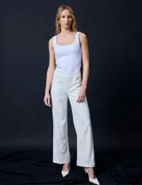 Pantalón de pierna ancha color blanco, marca Zac & Rachel. Delantera con aplique de botones y bolsillos simulados.