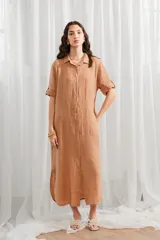 Vestido camisero largo color ocre, de lino, con cuello camisero, abotonado al frente y mangas 3/4 con trabilla.
