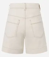 Short color crema de cintura alta en sarga con bolsillos y costura aparente.