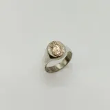 Anillo de diseño clásico en Plata 925 con detalle en Oro 9k, con grabado personalizado.