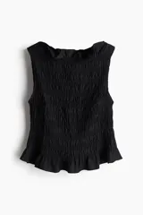 Top negro sin mangas de viscosa con diseño smock, escote barco con volados y peplum.