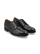 Zapato de vestir acordonado, color negro, de cuero liso, con puntera redondeada y suela de goma.